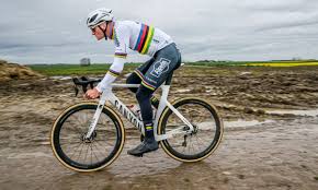 Marianne Vos et van der Poel ont ajouté des maillots arc-en-ciel